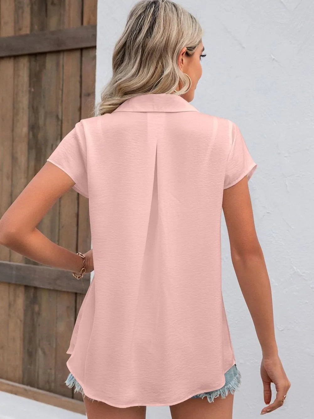 Chemise à col avec boutons et manches courtes