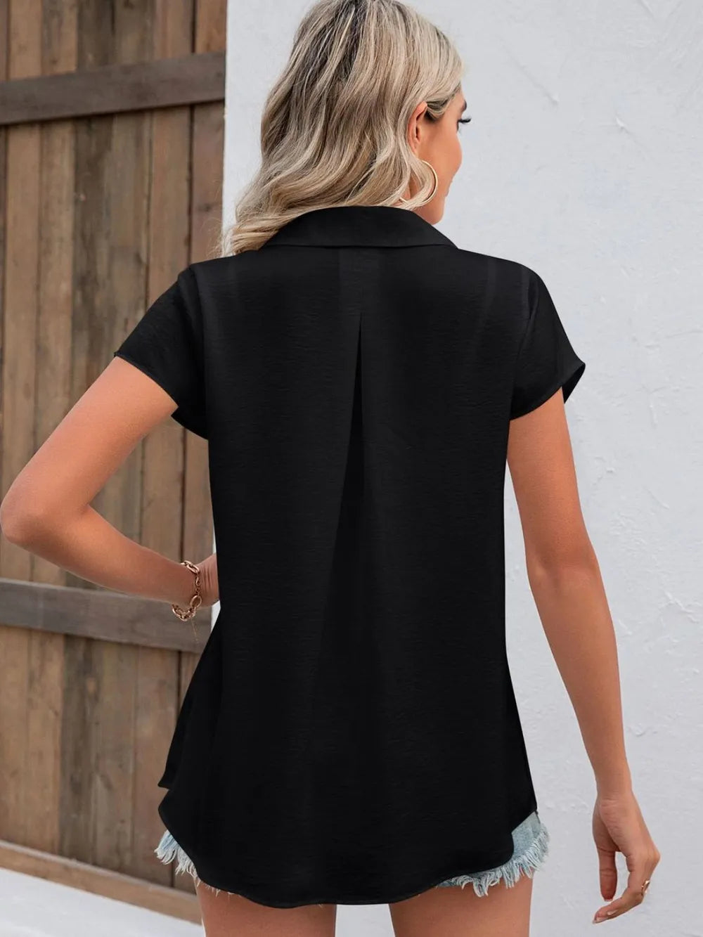 Chemise à col avec boutons et manches courtes